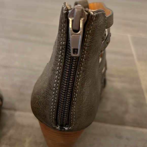 Gray gladiator platform sandals size 7.5 - Picture 2 of 5